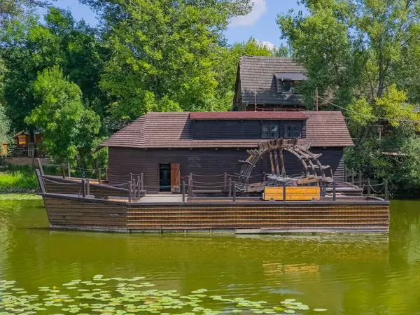 Kolarovo, Slovakya 'da yüzen su değirmeni.