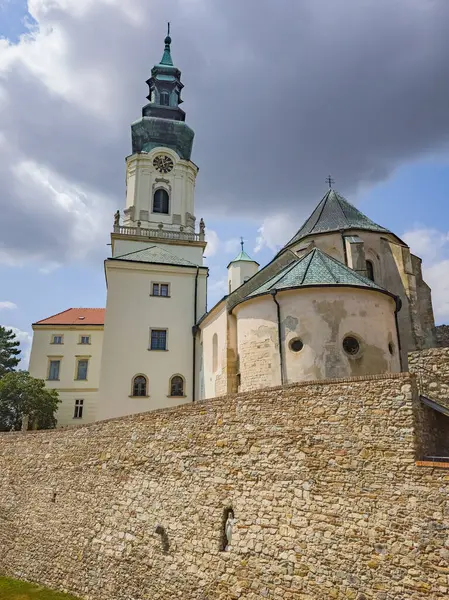 Slovakya 'daki Nitra kalesinin görüntüsü.