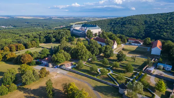 Slovakya 'daki Cerveny Kamen kalesinin panorama manzarası.