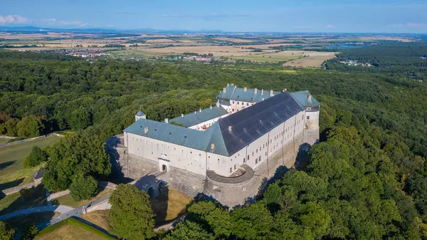 Slovakya 'daki Cerveny Kamen kalesinin panorama manzarası.