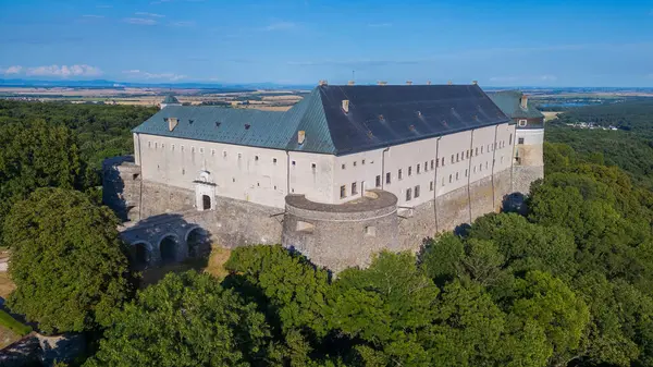 Slovakya 'daki Cerveny Kamen kalesinin panorama manzarası.