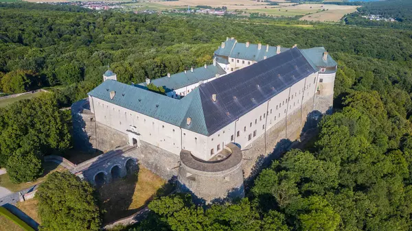 Slovakya 'daki Cerveny Kamen kalesinin panorama manzarası.