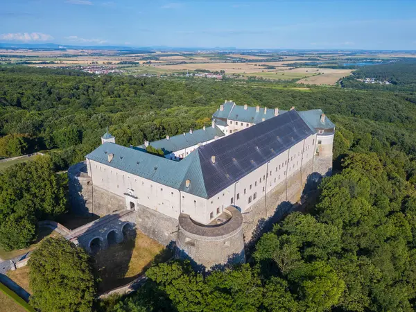 Slovakya 'daki Cerveny Kamen kalesinin panorama manzarası.