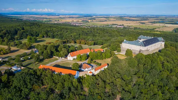 Slovakya 'daki Cerveny Kamen kalesinin panorama manzarası.
