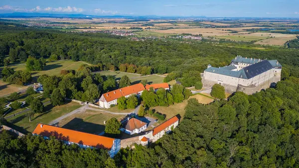 Slovakya 'daki Cerveny Kamen kalesinin panorama manzarası.