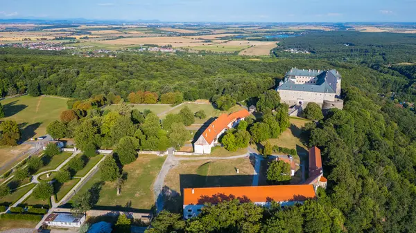 Slovakya 'daki Cerveny Kamen kalesinin panorama manzarası.