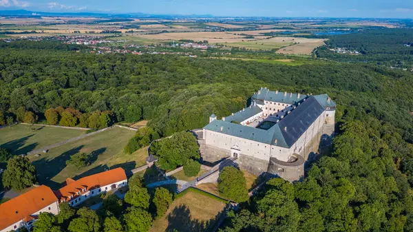 Slovakya 'daki Cerveny Kamen kalesinin panorama manzarası.