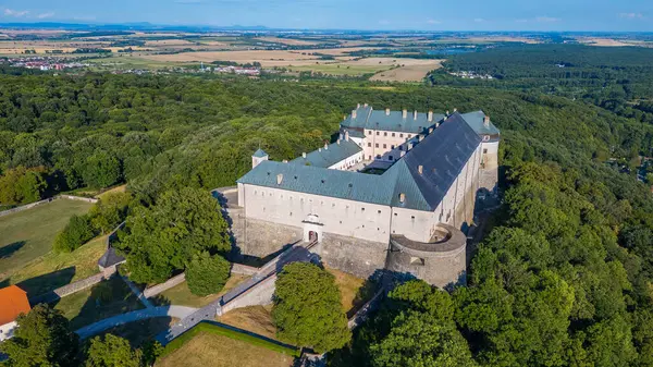 Slovakya 'daki Cerveny Kamen kalesinin panorama manzarası.