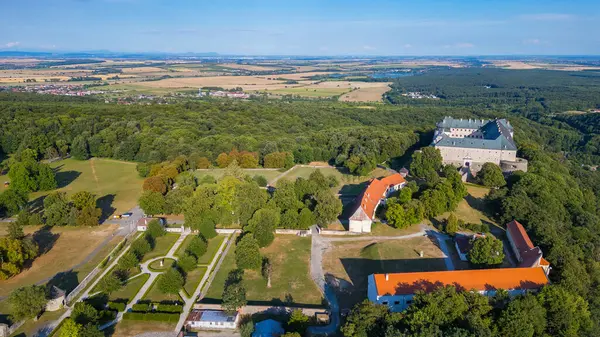 Slovakya 'daki Cerveny Kamen kalesinin panorama manzarası.