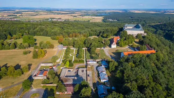 Slovakya 'daki Cerveny Kamen kalesinin panorama manzarası.