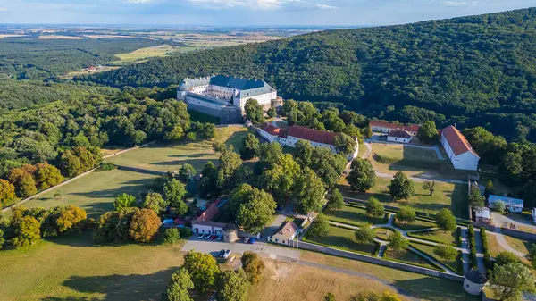 Slovakya 'daki Cerveny Kamen kalesinin panorama manzarası.