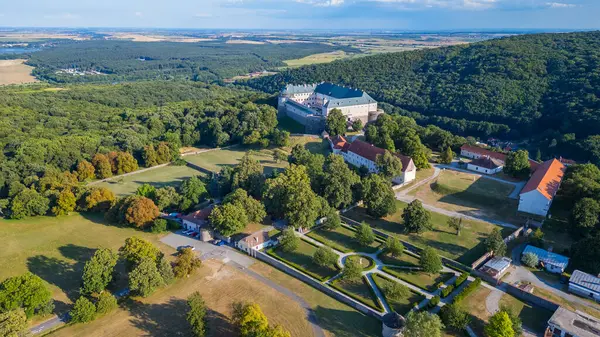 Slovakya 'daki Cerveny Kamen kalesinin panorama manzarası.