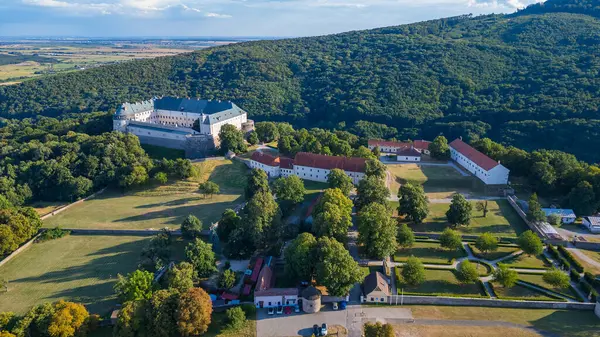 Slovakya 'daki Cerveny Kamen kalesinin panorama manzarası.