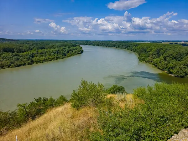 Morava ve Tuna nehirlerinin Devin, Slovakya 'daki etkisi.