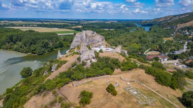 Slovakya 'daki Devin Kalesi' nde yaz günü.