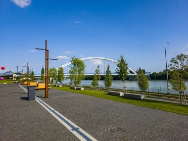 Bratislava, Slovakya 'daki Apollo Köprüsü' nde yaz günü.