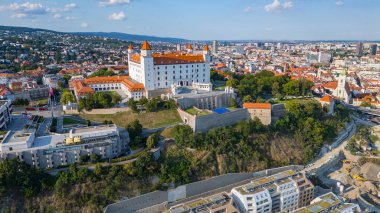 Slovakya 'daki Bratislava kalesinin hava görüntüsü.