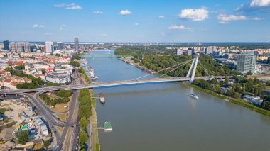 Bratislava, Slovakya 'daki SNP köprüsünün hava görüntüsü.
