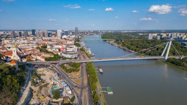 Bratislava, Slovakya 'daki SNP köprüsünün hava görüntüsü.