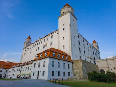 Slovakya 'daki Bratislava kalesinde günbatımı.
