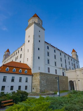 Slovakya 'daki Bratislava kalesinde günbatımı.