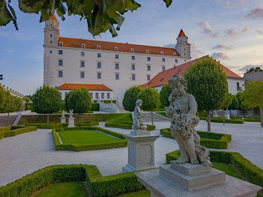 Slovakya 'daki Bratislava kalesinde günbatımı.