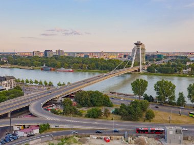 Bratislava, Slovakya 'daki SNP köprüsünün hava görüntüsü.