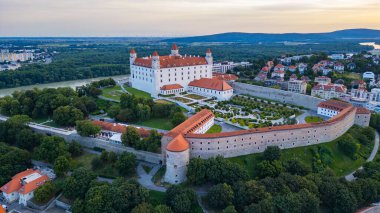 Slovakya 'daki Bratislava kalesinin günbatımı görüntüsü.