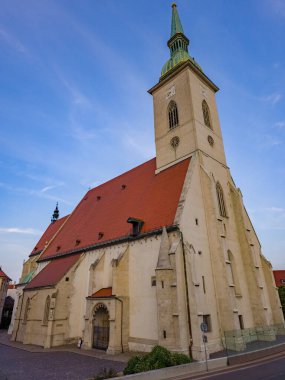 Bratislava, Slovakya 'daki St. Martin Katedrali' nde günbatımı.