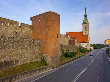 Bratislava, Slovakya 'daki St. Martin Katedrali' nde günbatımı.