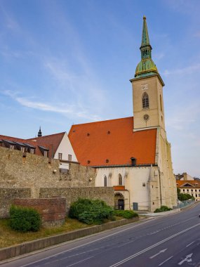 Bratislava, Slovakya 'daki St. Martin Katedrali' nde günbatımı.