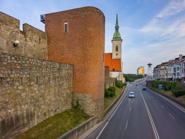 Bratislava, Slovakya 'daki St. Martin Katedrali' nde günbatımı.