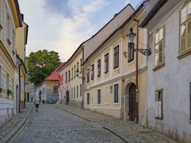 Eski Bratislava, Slovakya 'daki bir caddenin günbatımı manzarası.