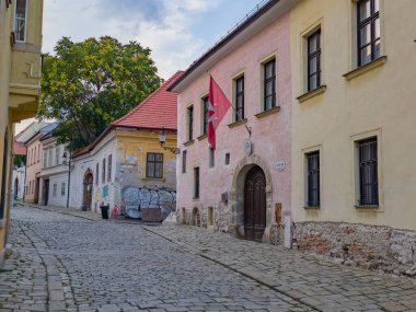 Eski Bratislava, Slovakya 'daki bir caddenin günbatımı manzarası.