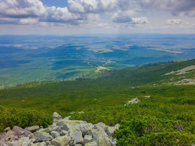 Tatranska Lomnica 'nın Slovakya' daki Panorama manzarası.