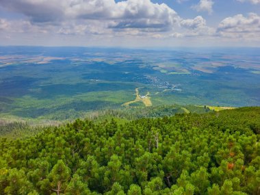 Tatranska Lomnica 'nın Slovakya' daki Panorama manzarası.