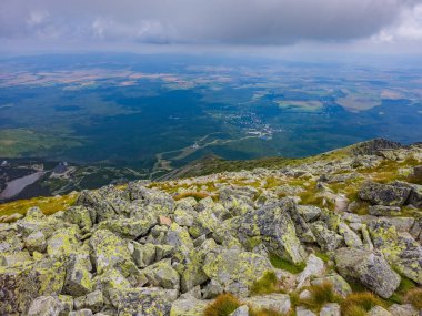 Tatranska Lomnica 'nın Slovakya' daki Panorama manzarası.