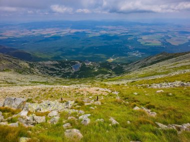 Tatranska Lomnica 'nın Slovakya' daki Panorama manzarası.