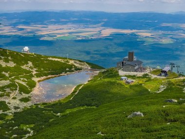 Tatranska Lomnica, Slovakya 'daki Lomnicky Stit' e telgraf çek.
