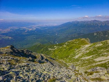 Slovakya 'daki Krivan zirvesine doğru giden High Tatras milli parkının panorama görüntüsü.