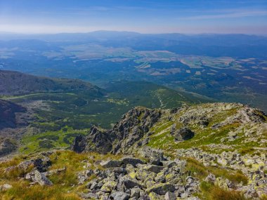 Slovakya 'daki Krivan zirvesine doğru giden High Tatras milli parkının panorama görüntüsü.