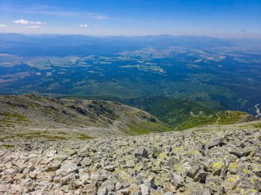 Slovakya 'daki Krivan zirvesine doğru giden High Tatras milli parkının panorama görüntüsü.