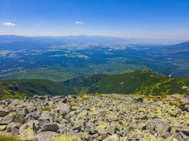 Slovakya 'daki Krivan zirvesine doğru giden High Tatras milli parkının panorama görüntüsü.
