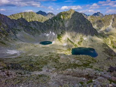 Slovakya 'daki Koprovsky Dağı' nın altındaki Dağ Gölü.