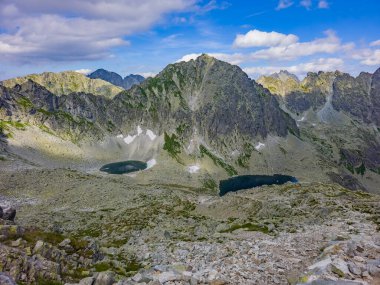 Slovakya 'daki Koprovsky Dağı' nın altındaki Dağ Gölü.