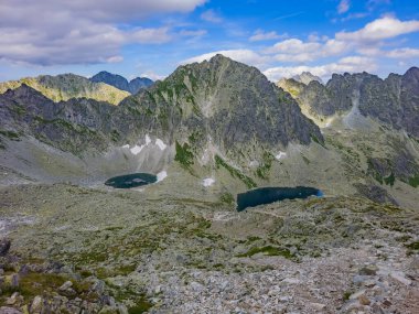 Slovakya 'daki Koprovsky Dağı' nın altındaki Dağ Gölü.
