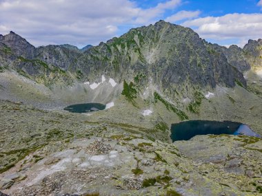 Slovakya 'daki Koprovsky Dağı' nın altındaki Dağ Gölü.