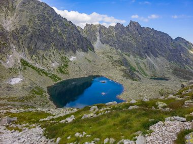 Slovakya 'daki Koprovsky Dağı' nın altındaki Dağ Gölü.