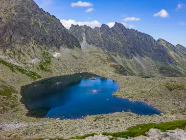Slovakya 'daki Koprovsky Dağı' nın altındaki Dağ Gölü.