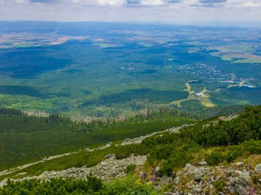 Tatranska Lomnica 'nın Slovakya' daki Panorama manzarası.